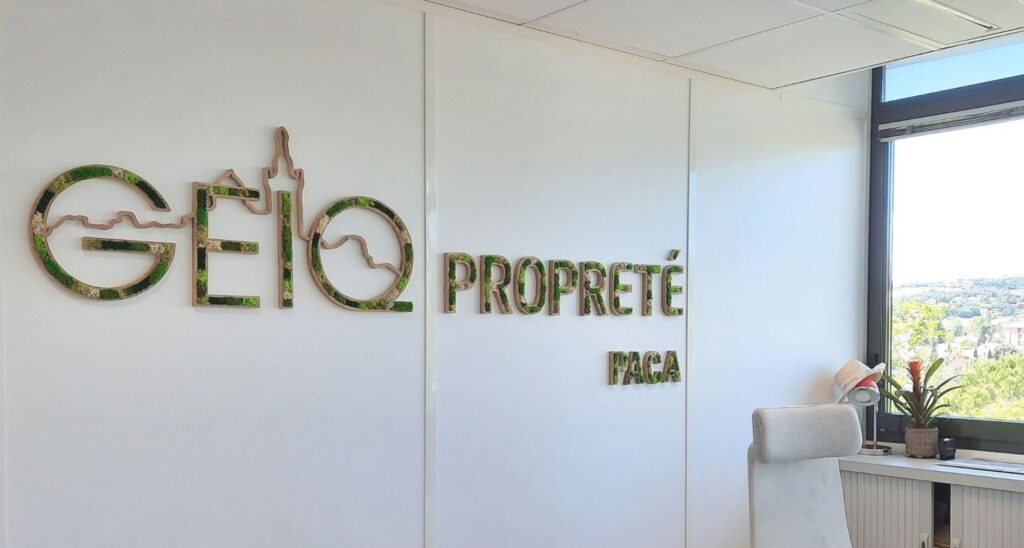 logo-vegetal-creation-enseigne-signaletique-vegetaux-stabilises-sur-mesure-bouc-bel-air
