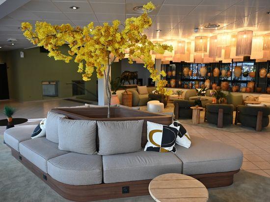 ecrin-vegetal-hotel-novotel-nimes-scenographie-vegetale