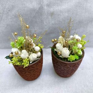 Pot rouille, mini roses stabilisées